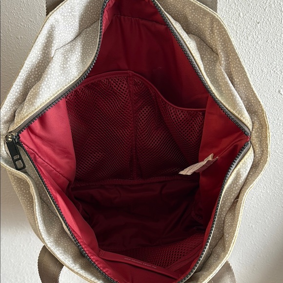 Lululemon Live Free Tote Bag – Versatile and Spacious - Picture 11 of 16